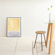 KANADEMONOのイエローとグレーの水彩がお部屋の雰囲気を明るくするアートA2＋ブラックフレーム（床置き使用例）
