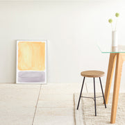 KANADEMONOのイエローとグレーの水彩がお部屋の雰囲気を明るくするアートA2＋シルバーフレーム（床置き使用例）