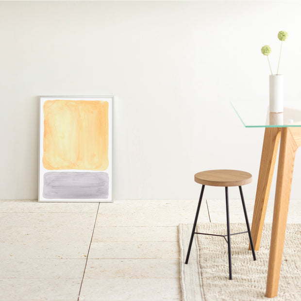 KANADEMONOのイエローとグレーの水彩がお部屋の雰囲気を明るくするアートA2＋シルバーフレーム（床置き使用例）