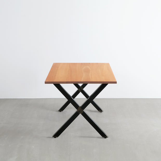 Kanademonoのブラックチェリー天板とマットクリア塗装仕上げのＸライン鉄脚を組み合わせたテーブル（側面）