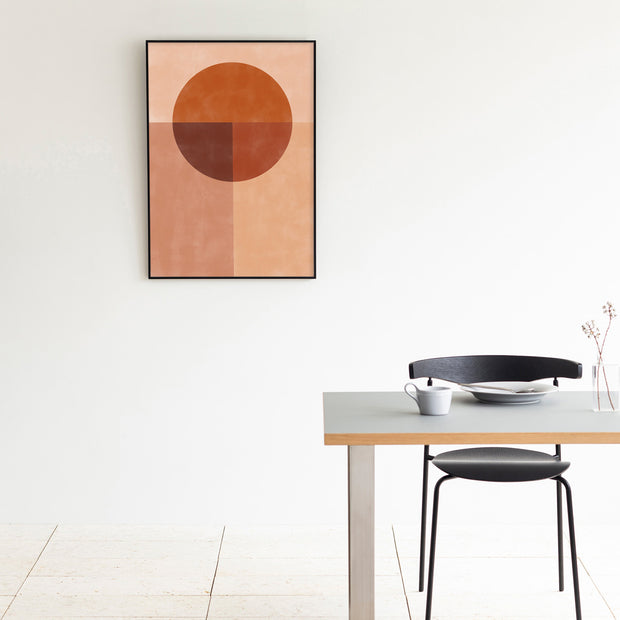 Kanademonoの赤×オレンジの暖色でまとめたモダン抽象画アートA1＋ブラックフレーム（ダイニング使用例）