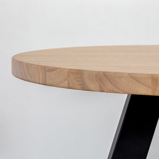 かなでもののラバーウッドアッシュの天板とマットブラックの3pinアイアン脚を組み合わせたすっきりとしたデザインのカフェテーブル（天板横）