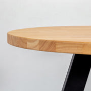かなでものラバーウッドナチュラルの天板とマットブラックの3pinアイアン脚を組み合わせたすっきりとしたデザインのカフェテーブル（天板横）