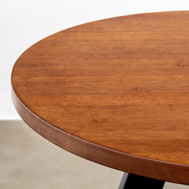 かなでものラバーウッドチークブラウンの天板とマットブラックの3pinアイアン脚を組み合わせたすっきりとしたデザインのカフェテーブル（天板表）