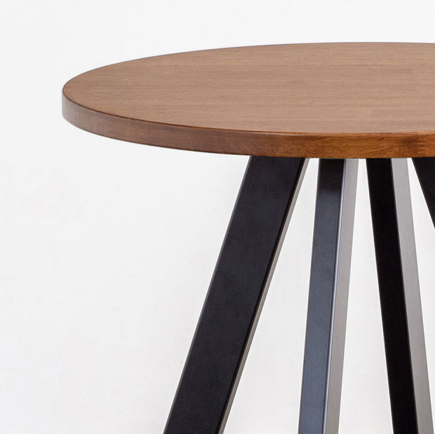 かなでもののチークブラウンの天板とマットブラックの4pinアイアン脚を組み合わせたすっきりとしたデザインの直径65cmのカフェテーブル（天板・脚）