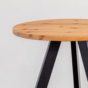 かなでものの杉無垢の天板とマットブラックの3pinアイアン脚を組み合わせたすっきりとしたデザインのカフェテーブル（天板と脚）