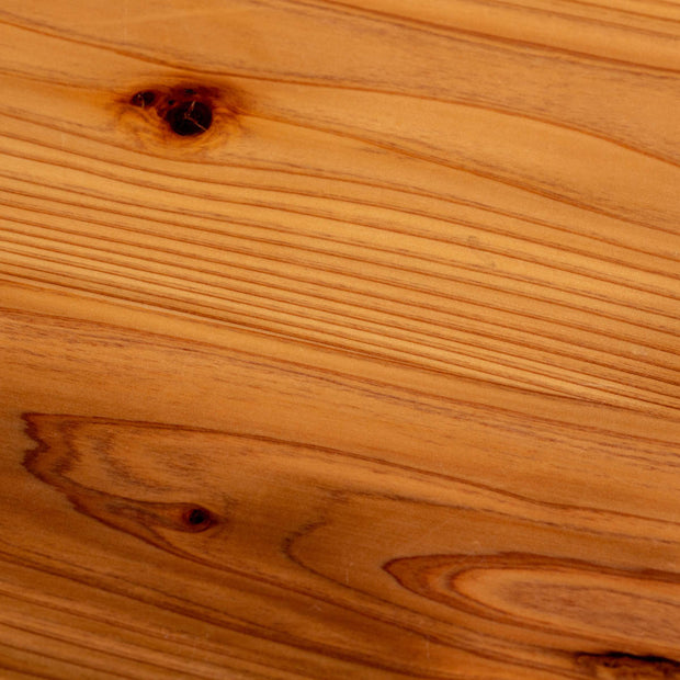 かなでものの杉無垢の天板とマットブラックの3pinアイアン脚を組み合わせたすっきりとしたデザインのカフェテーブル（木目）