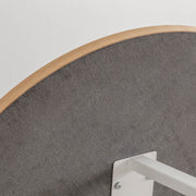 KanademonoのリノリウムMUSHROOM天板とトライアングルホワイト脚3本を組み合わせたラウンド型のカフェテーブル（天板裏）