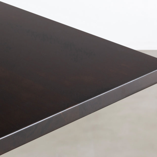 Kanademonoのラバーウッドブラックブラウン天板とホワイトのIライン鉄脚を合わせたBlock&tray配線孔付きテーブル（角）