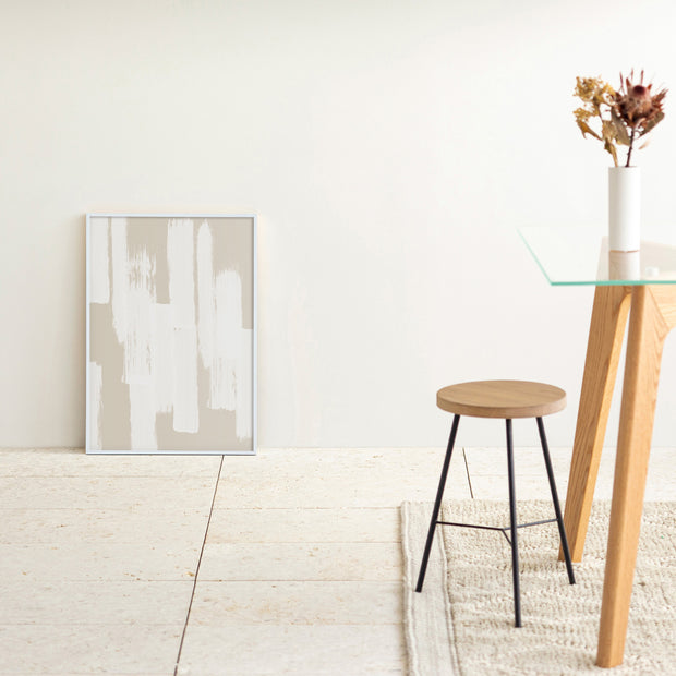 KANADEMONOのベージュとアイボリーで描かれる縦のラインがカジュアルな印象のシンプルナチュラルアートA2＋ホワイトフレーム（ガラスダイニングテーブル使用例）
