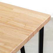 KANADEMONOのラバーウッドナチュラルとブラックトライアングルピン4本を組み合わせた一辺100cmスクエア型のカフェテーブル（天板）