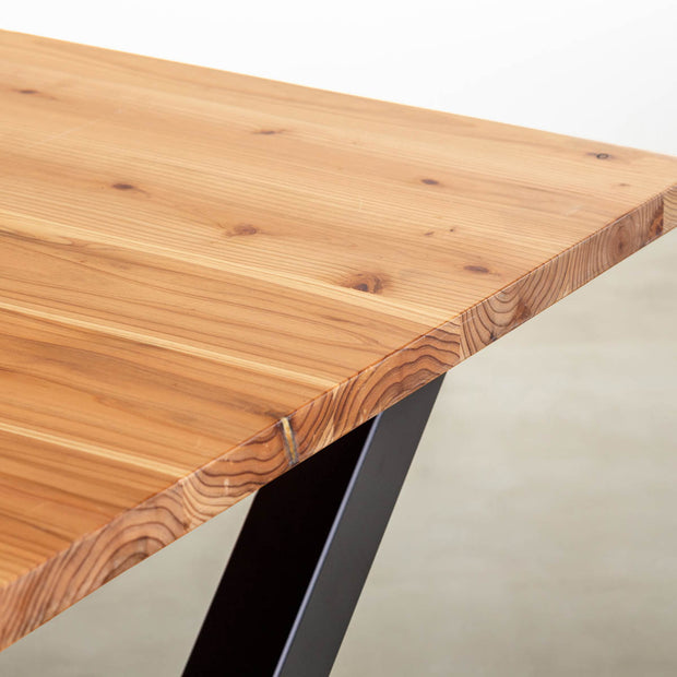 かなでものの杉無垢材とマットブラックのX型の鉄脚を使用したシンプルモダンなデザインのテーブル（天板・クローズアップ）