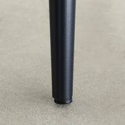 ブラックのベロア生地とステッチデザインが洗練された印象のチェア（床設置面）
