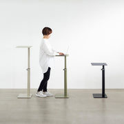 自由に高さを変えられる、シンプルでミニマルな昇降サイドテーブル（ペブルグレー・リードグリーン・ブラック）の使用例3
