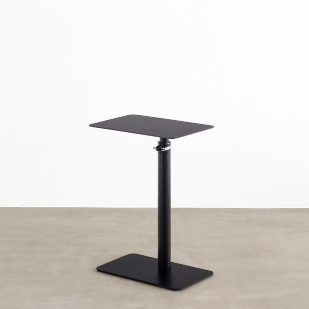 自由に高さを変えられる、シンプルでミニマルなブラック昇降サイドテーブル