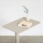 自由に高さを変えられる、シンプルでミニマルなペブルグレー昇降サイドテーブルの使用例3