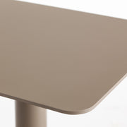 自由に高さを変えられる、シンプルでミニマルなベージュグレー昇降サイドテーブル（天板拡大）
