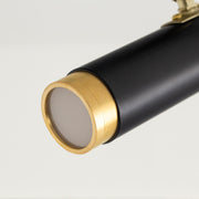 ミニマルなデザインでスマートな機能を搭載したブラック×ゴールドのスポットライト（光源部分）