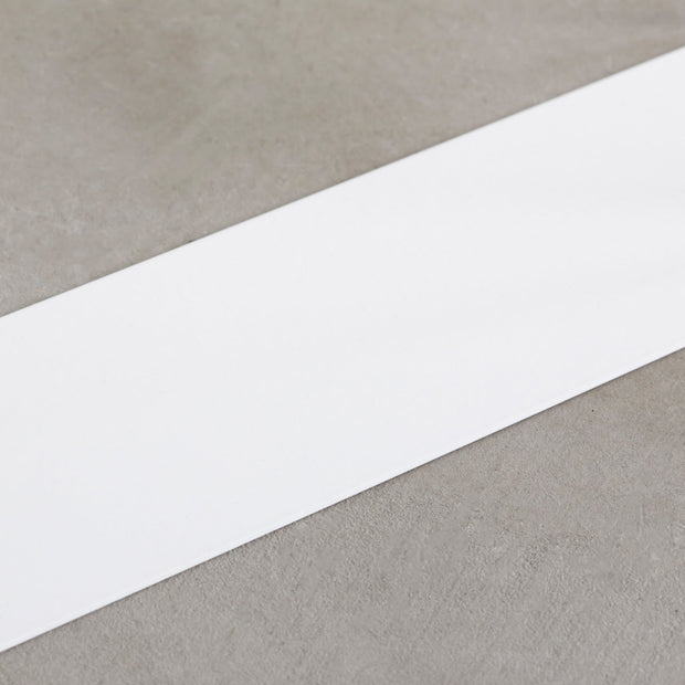 かなでもののアイアンを使用したシンプルなデザインの角ロッドタイプの配線孔トレイ／ホワイト（トレイ部分詳細）