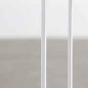 かなでもののアイアンを使用したシンプルなデザインの角ロッドタイプの配線孔トレイ／ホワイト（ロッド部分詳細）