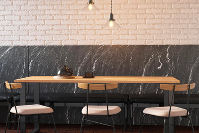色と素材のコントラストが美しい<br>バランスのとれたカフェ空間