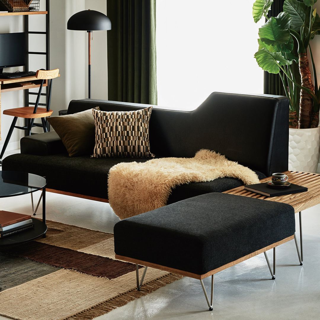 洗練された V字ステンレス脚 ソファ Ottoman – KANADEMONO