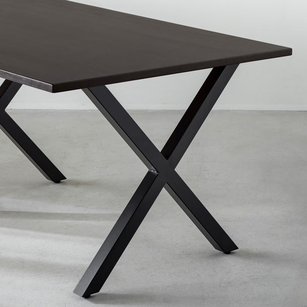 かなでもののブラックブラウンのラバーウッド天板とマットブラックのX型鉄脚を組み合わせたシンプルモダンな大型テーブル3