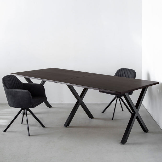 かなでもののブラックブラウンのラバーウッド天板とマットブラックのX型鉄脚を組み合わせたシンプルモダンな大型テーブルと椅子