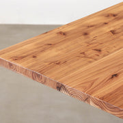KANADEMONOの杉無垢材の天板を使用したテーブル（天板角）