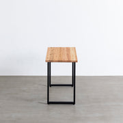 かなでものの杉無垢材とマットブラックのレクタングル鉄脚を使用したシンプルモダンなデザインのテーブル（側面）