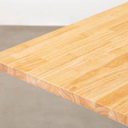 KANADEMONOのラバーウッド材ナチュラルカラーの天板を使用したテーブル（天板角）