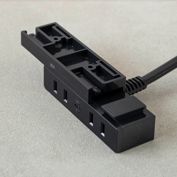 テーブル天板に取り付けられるコンセント