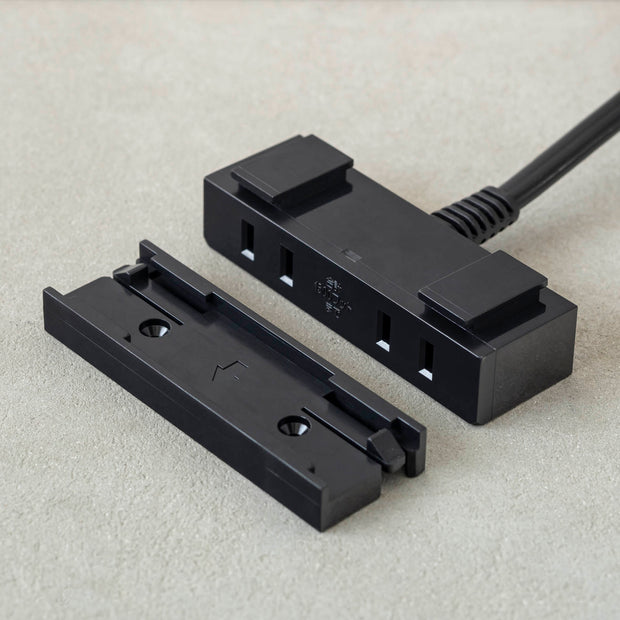 テーブル天板に取り付けられるコンセント