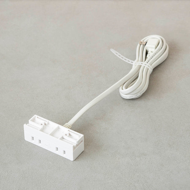 テーブル天板に取り付けられるコンセント