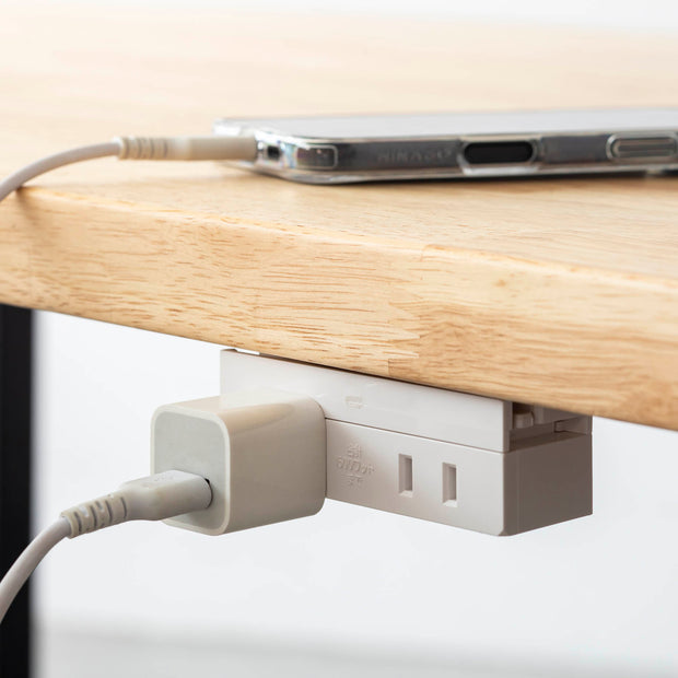 テーブル天板に取り付けられるコンセント