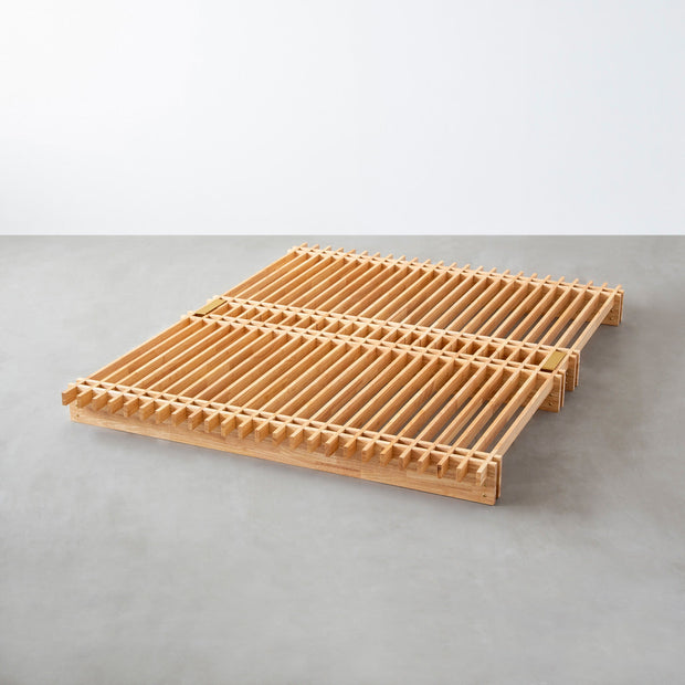 KOTAのシンプルで風格あるデザインのナチュラルカラーの木組みSUNOKOベッドクイーン１