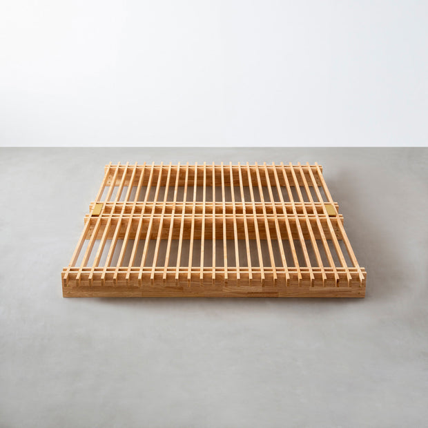 KOTAのシンプルで風格あるデザインのナチュラルカラーの木組みSUNOKOベッドクイーン２