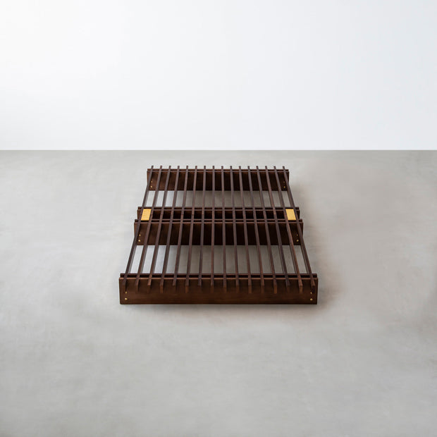 KOTAのシンプルで風格あるデザインのブラックブラウンカラーの木組みSUNOKOベッドシングル２