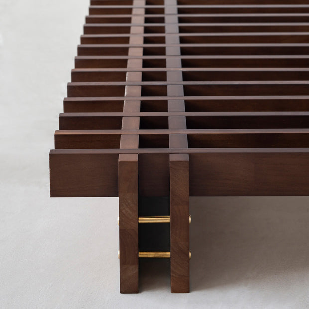 KOTAのシンプルで風格あるデザインのブラックブラウンカラーの木組みSUNOKOベッドシングル（木組みズーム２）
