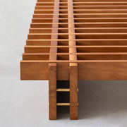 KOTAのシンプルで風格あるデザインのブラウンカラーの木組みSUNOKOベッドシングル（木組みズーム２）