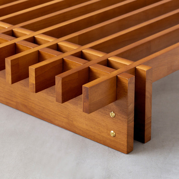 KOTAのシンプルで風格あるデザインのブラウンカラーの木組みSUNOKOベッドシングル（木組みズーム１）