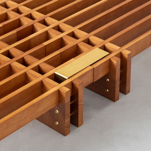KOTAのシンプルで風格あるデザインのブラウンカラーの木組みSUNOKOベッドシングル（組み立て工程）