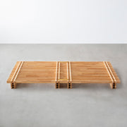 KOTAのシンプルで風格あるデザインのナチュラルカラーの木組みSUNOKOベッドシングル（横からのアングル）