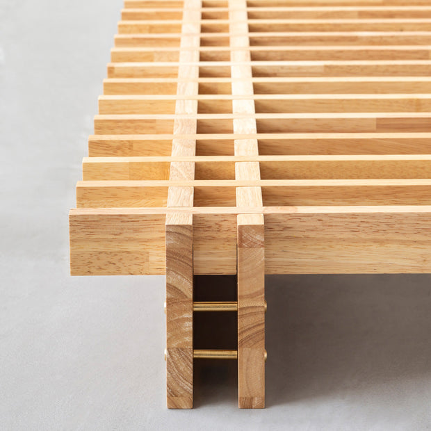 KOTAのシンプルで風格あるデザインのナチュラルカラーの木組みSUNOKOベッドシングル（木組みズーム２）