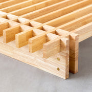 KOTAのシンプルで風格あるデザインのナチュラルカラーの木組みSUNOKOベッドシングル（木組みズーム１）