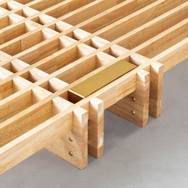 KOTAのシンプルで風格あるデザインのナチュラルカラーの木組みSUNOKOベッドシングル（組み立て工程）