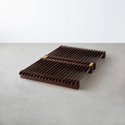 KOTAのシンプルで風格あるデザインのブラックブラウンカラーの木組みSUNOKOベッドセミダブル１