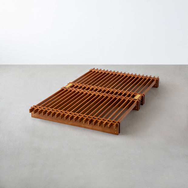 KOTAのシンプルで風格あるデザインのブラウンカラーの木組みSUNOKOベッドセミダブル１