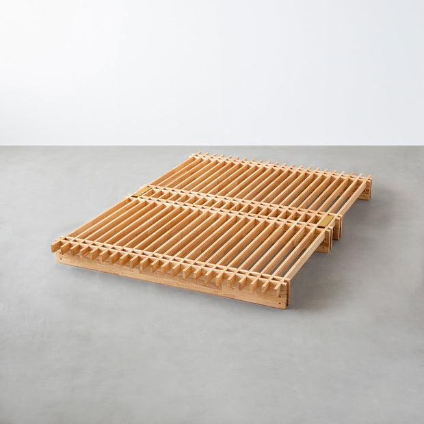 KOTAのシンプルで風格あるデザインのナチュラルカラーの木組みSUNOKOベッドダブル１