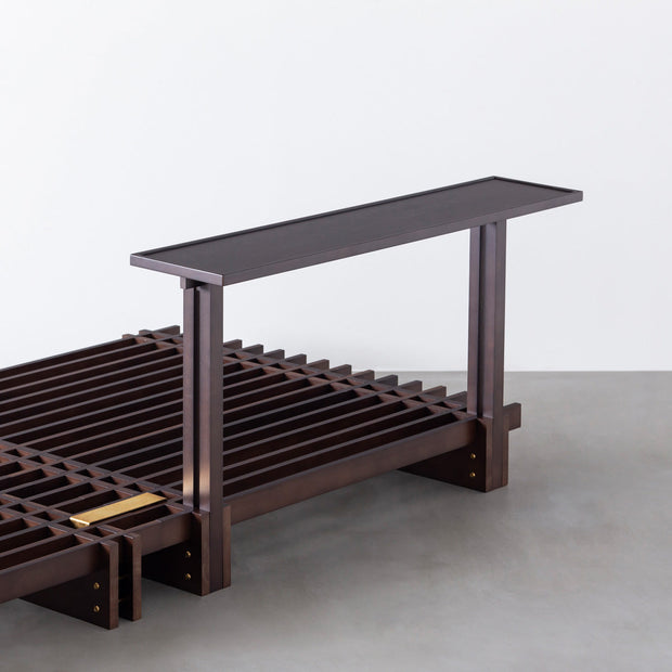 KOTAのSUNOKO BEDをカスタマイズするAdd-onシリーズのブラックブラウンカラーの木製ロングテーブル１